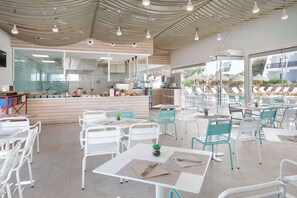 2 restaurants, serveren ontbijt, lunch, diner, internationale gerechten