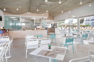 2 restaurantes; se sirven desayunos, almuerzos y cocina internacional 