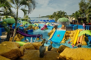 3 piscines extérieures, parasols de plage, chaises longues