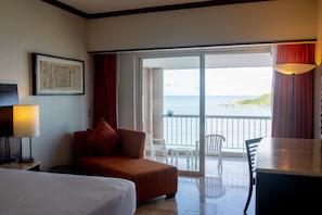Chambre Deluxe, balcon, vue mer | Coin séjour | Télévision, table de tennis de table