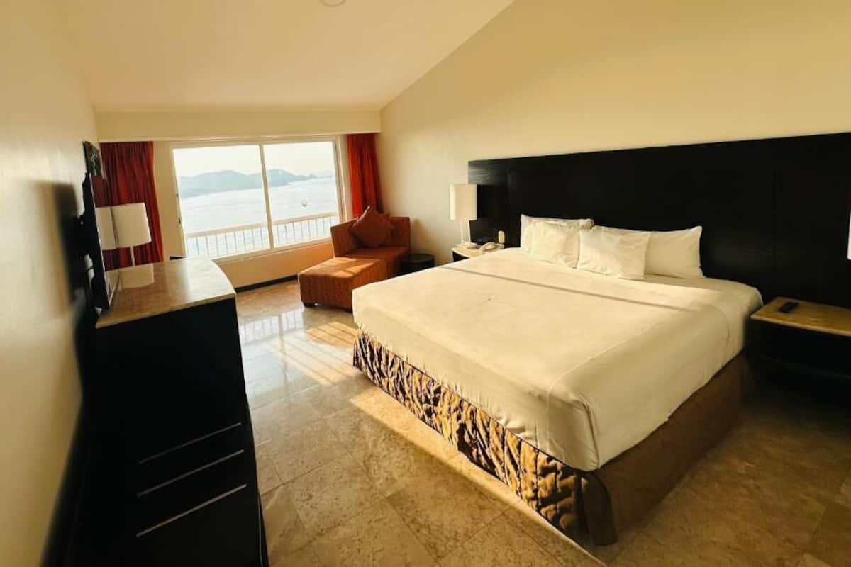 Chambre Deluxe, 1 très grand lit, vue mer | Coffres-forts dans les chambres, bureau, fer et planche à repasser