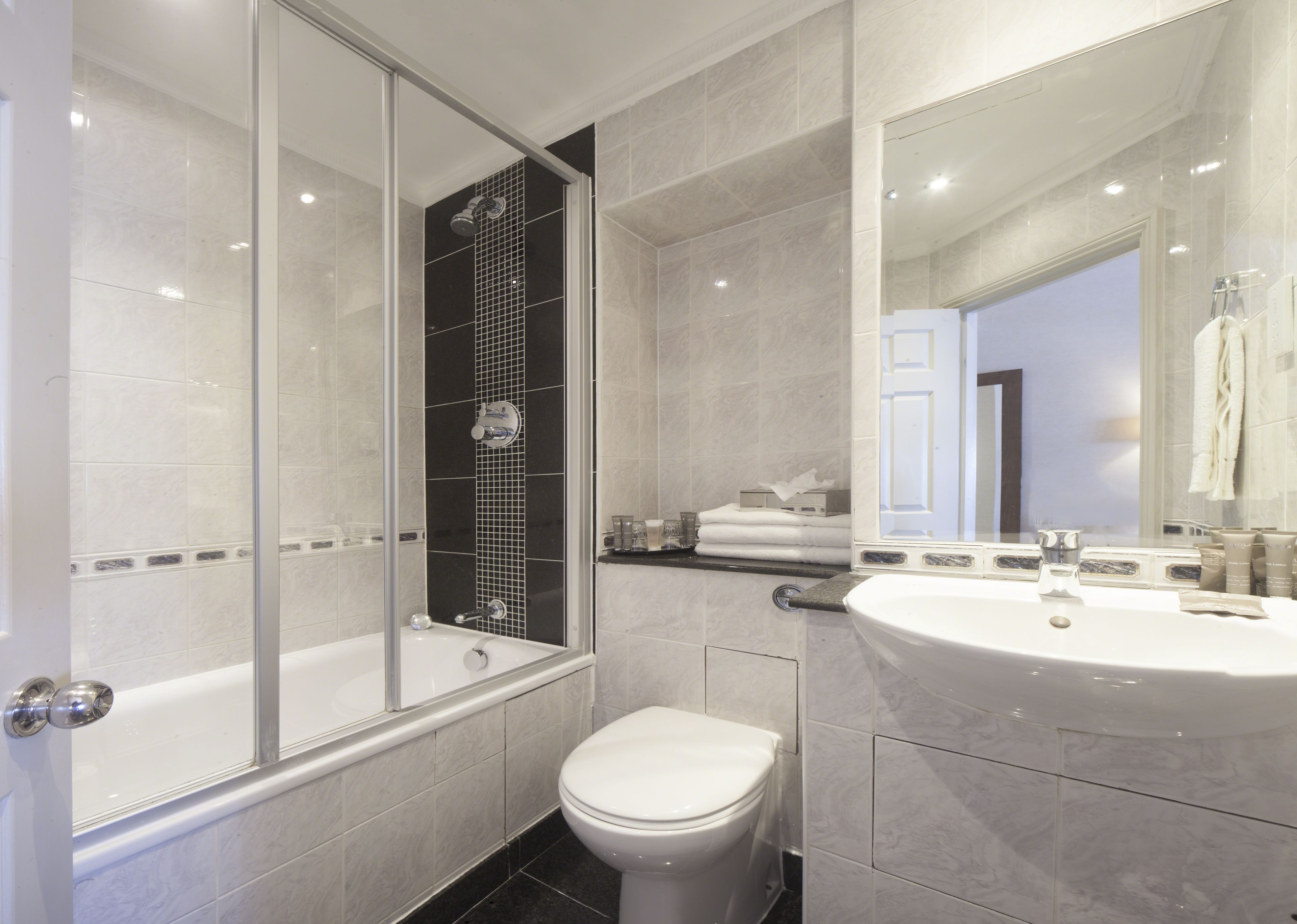 Photo - Gem Strathmore Hotel