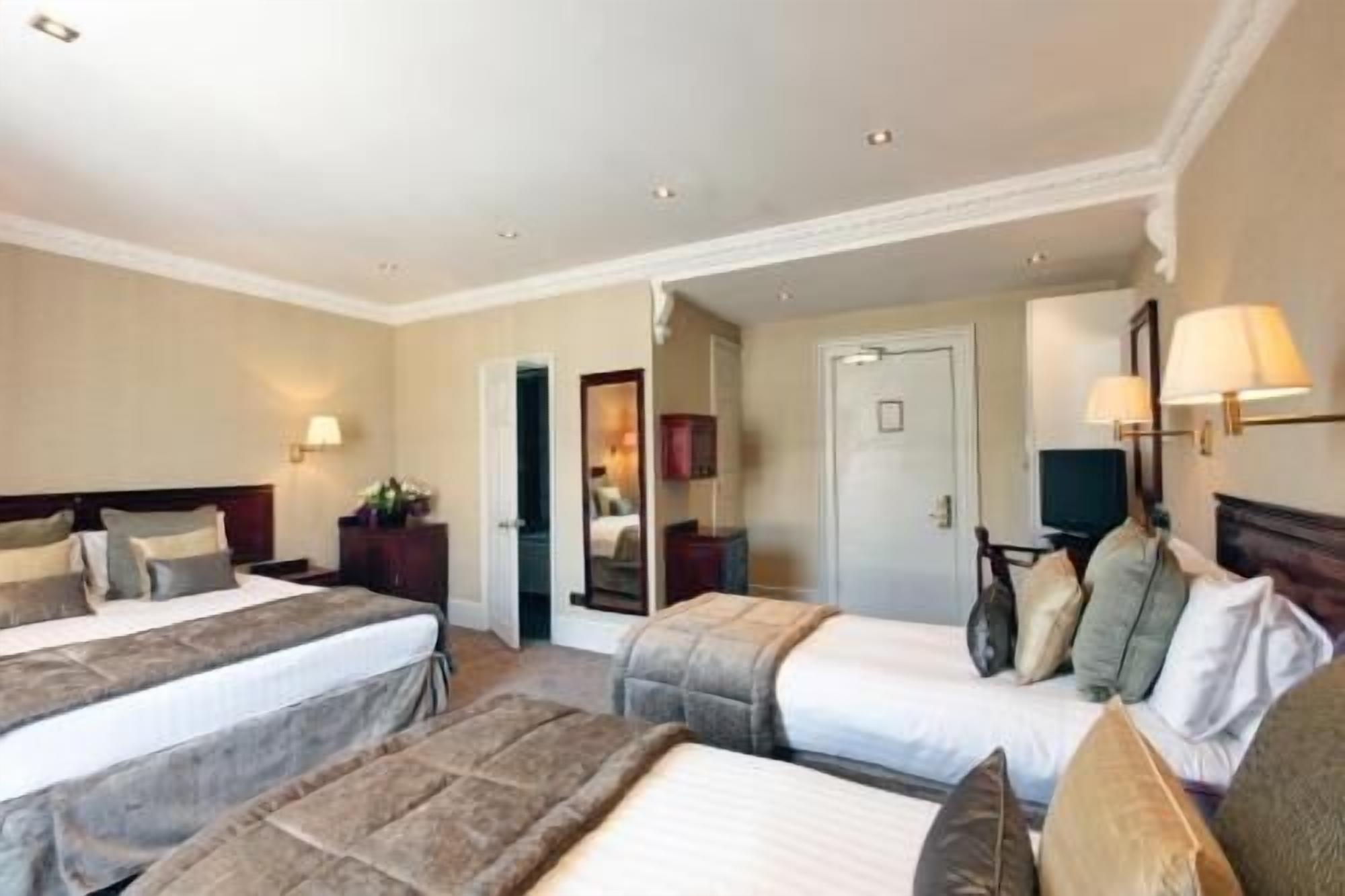 ملاءات للفراش لا تسبب الحساسية وخزنة داخل الغرفة ومكتب