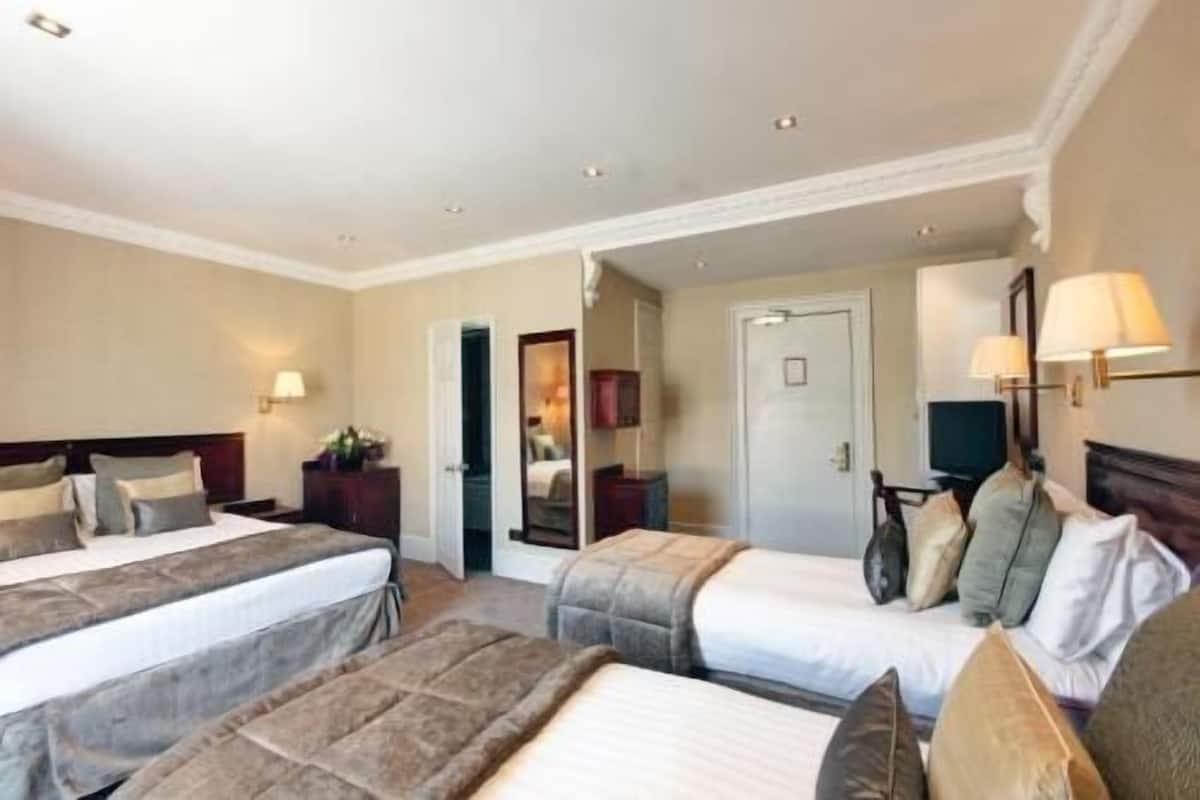 ملاءات للفراش لا تسبب الحساسية وخزنة داخل الغرفة ومكتب