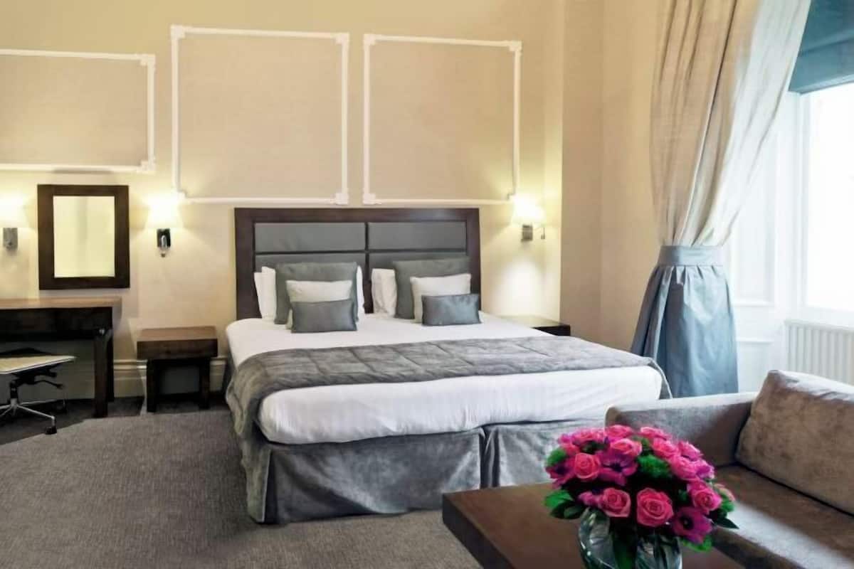Ropa de cama hipoalergénica y caja de seguridad en la habitación