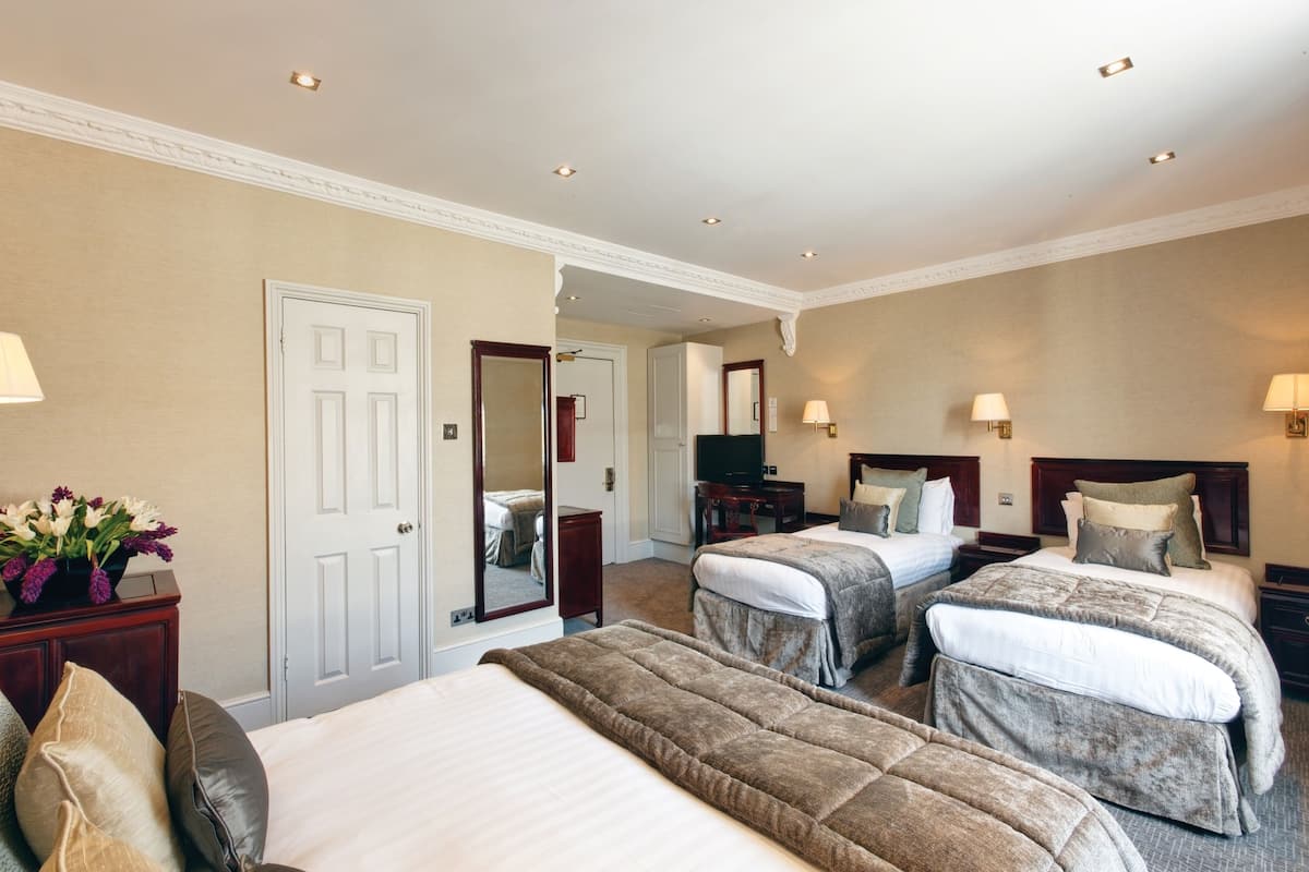 Allergiatestatut vuodevaatteet, tallelokero huoneessa, työpöytä