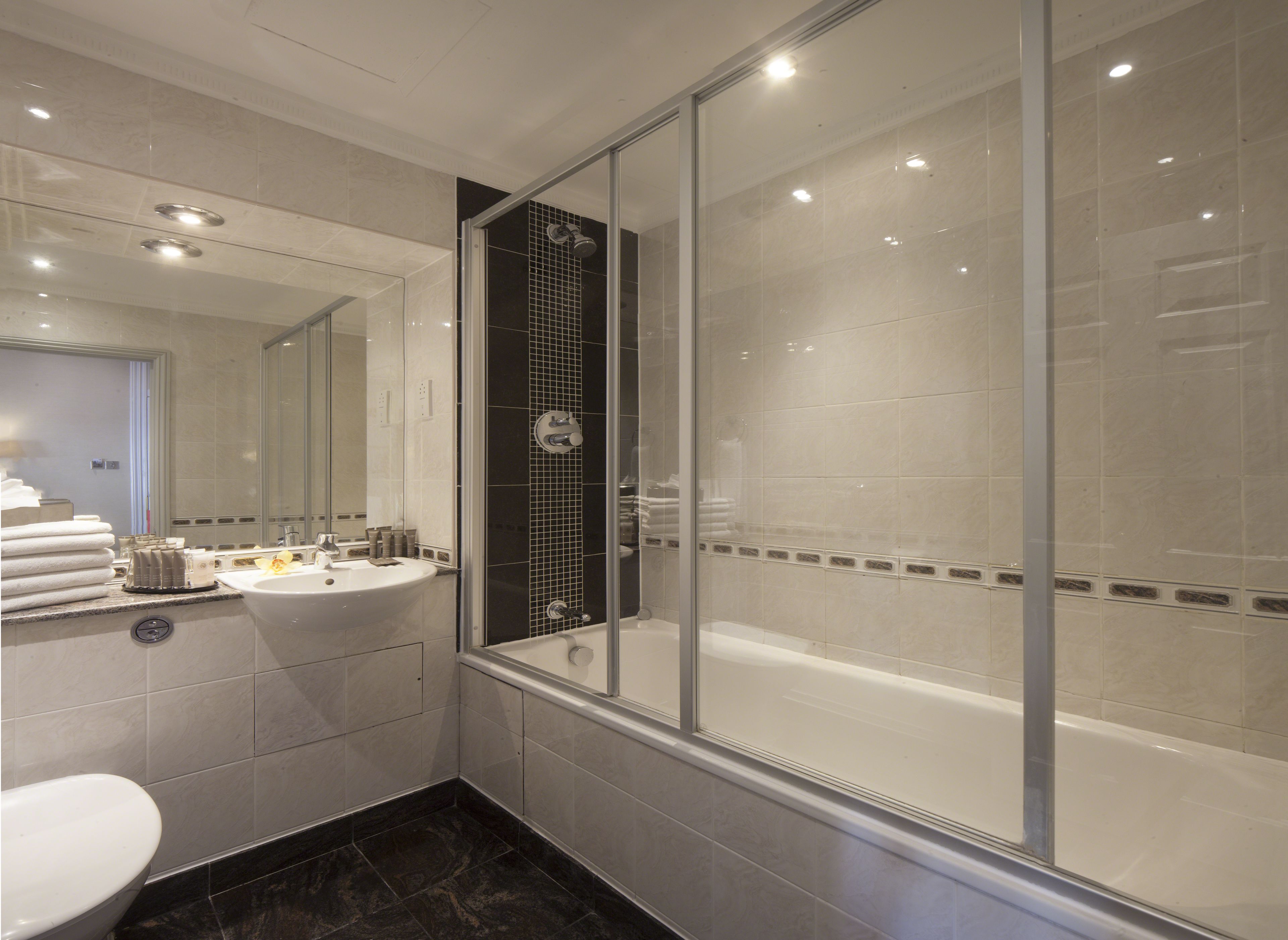 Photo - Gem Strathmore Hotel