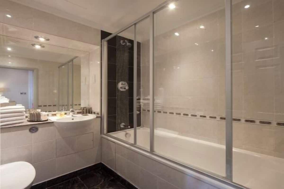Baño | Tina con regadera, amenidades de baño de diseñador, secadora de cabello