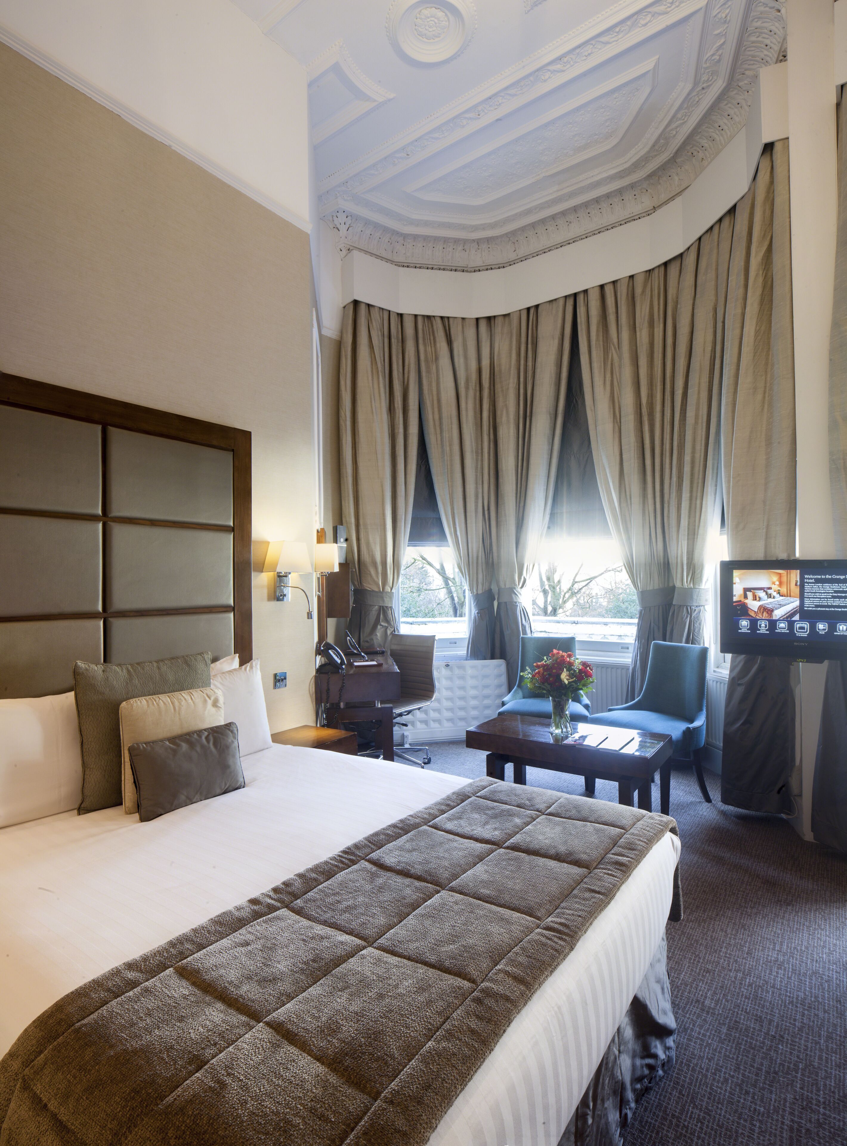 ملاءات للفراش لا تسبب الحساسية وخزنة داخل الغرفة ومكتب