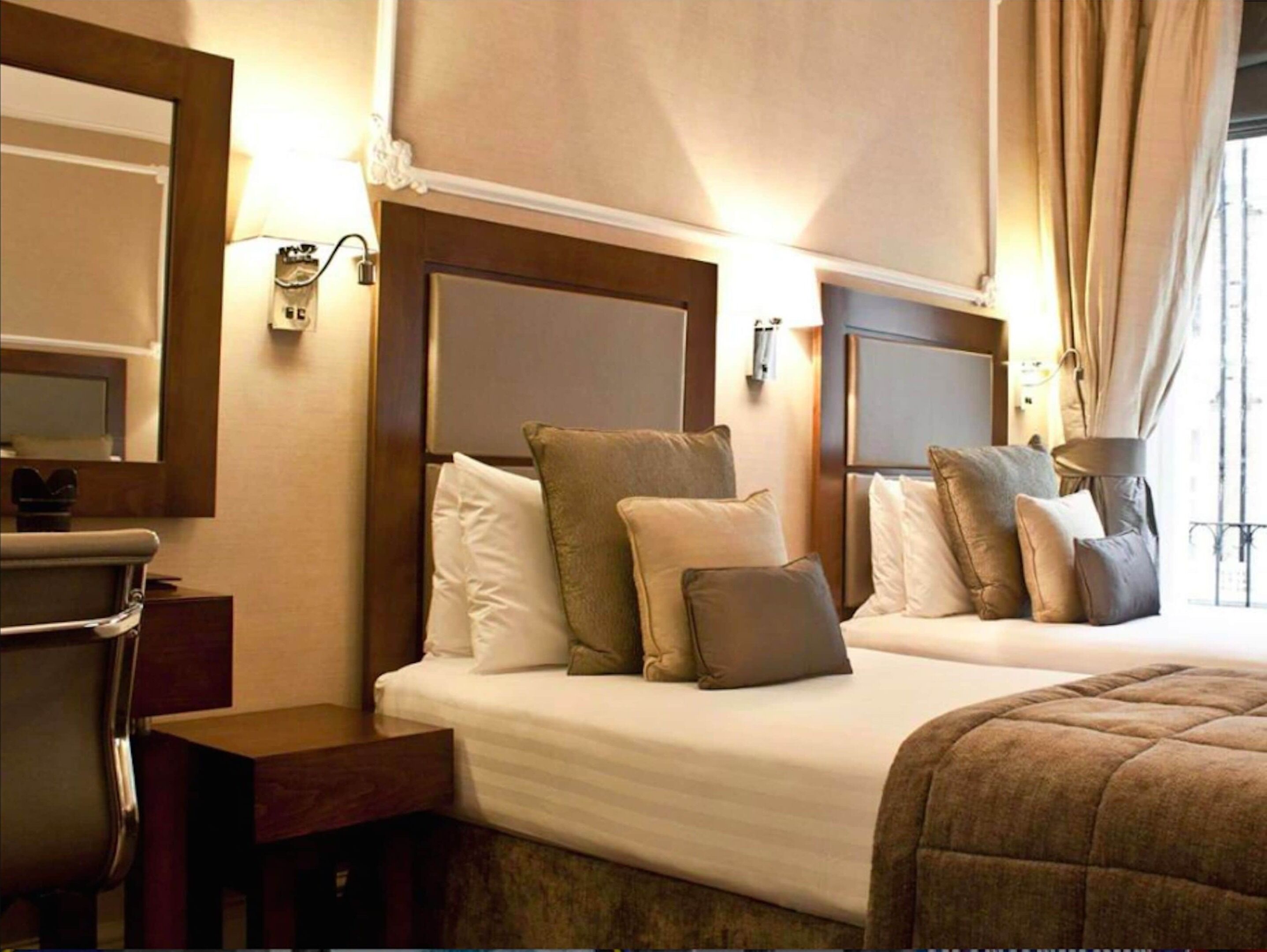 ملاءات للفراش لا تسبب الحساسية وخزنة داخل الغرفة ومكتب