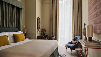 Ropa de cama de alta calidad, escritorio, wifi gratis y ropa de cama