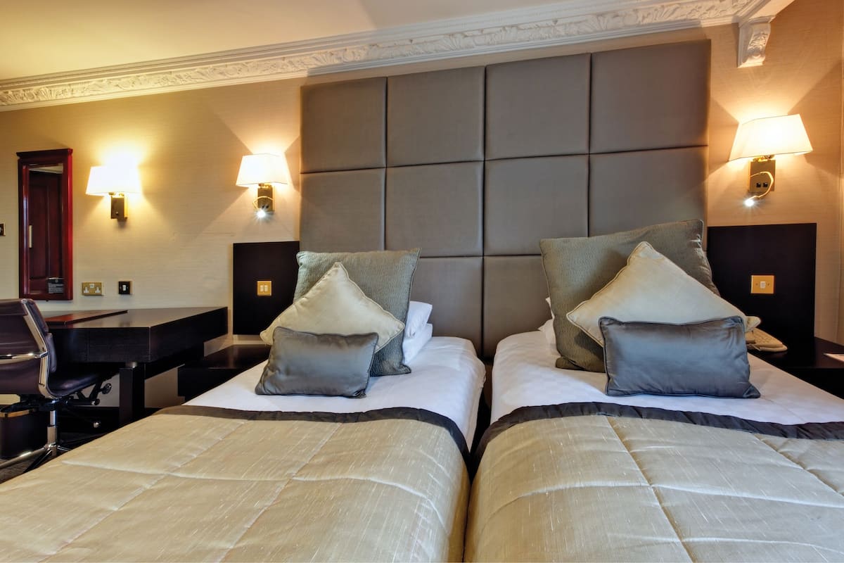 Triple Room | Hypo-allergenic bedding, in-room safe, desk, iron/ironing board
