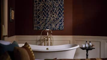 Kombinasi shower/bathtub, pengering rambut, handuk, dan sabun