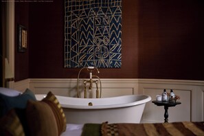 Duschwanne, Haartrockner, Handtücher, Seife