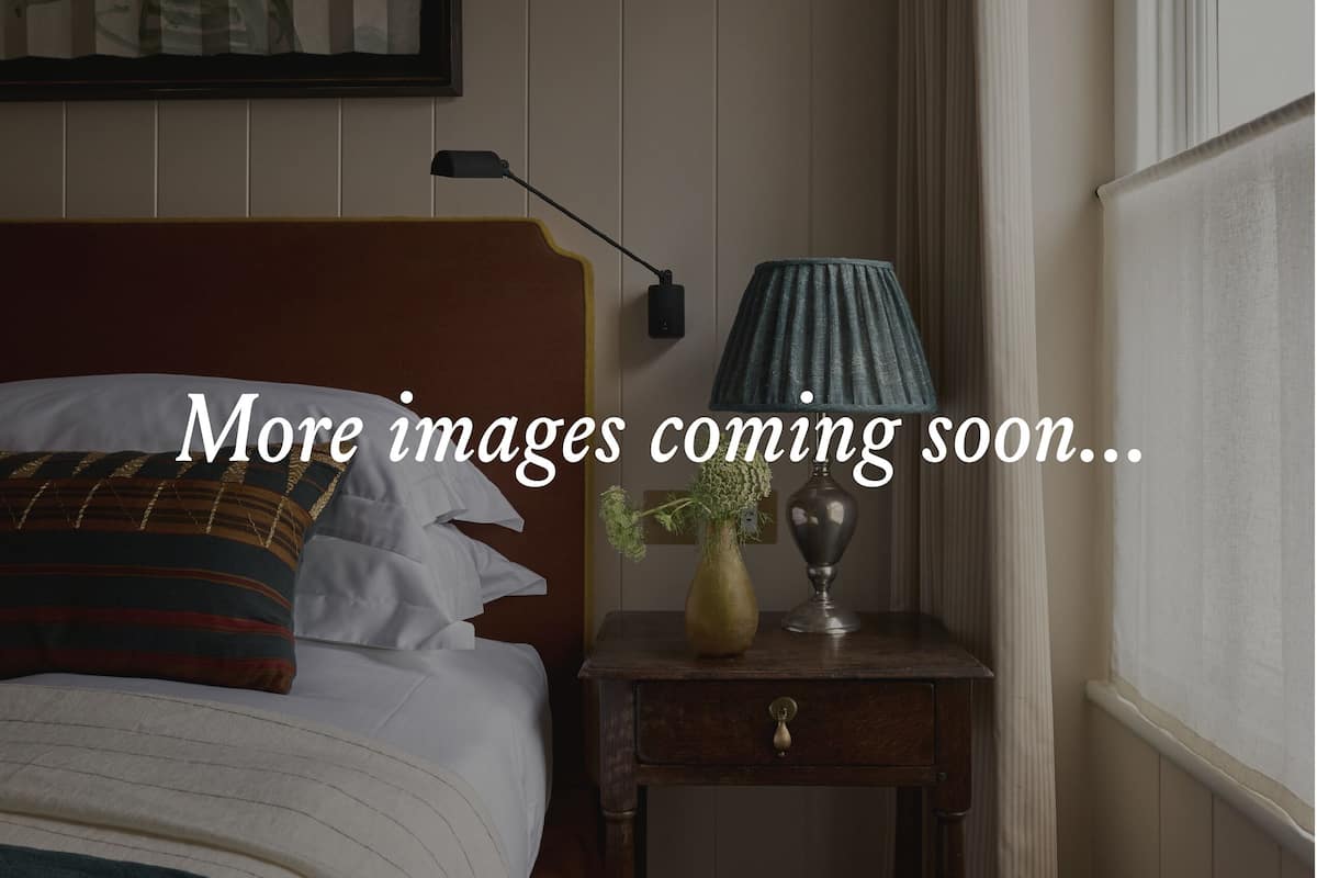 Hypo-allergenic bedding, desk, free WiFi, bed sheets