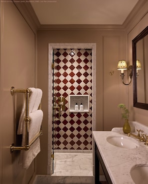 Combined shower/bathtub, hair dryer, towels, soap - Zetter Bloomsbury (London)