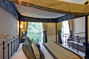 Executive Double Room | Hypo-allergenic bedding, in-room safe, desk, iron/ironing board