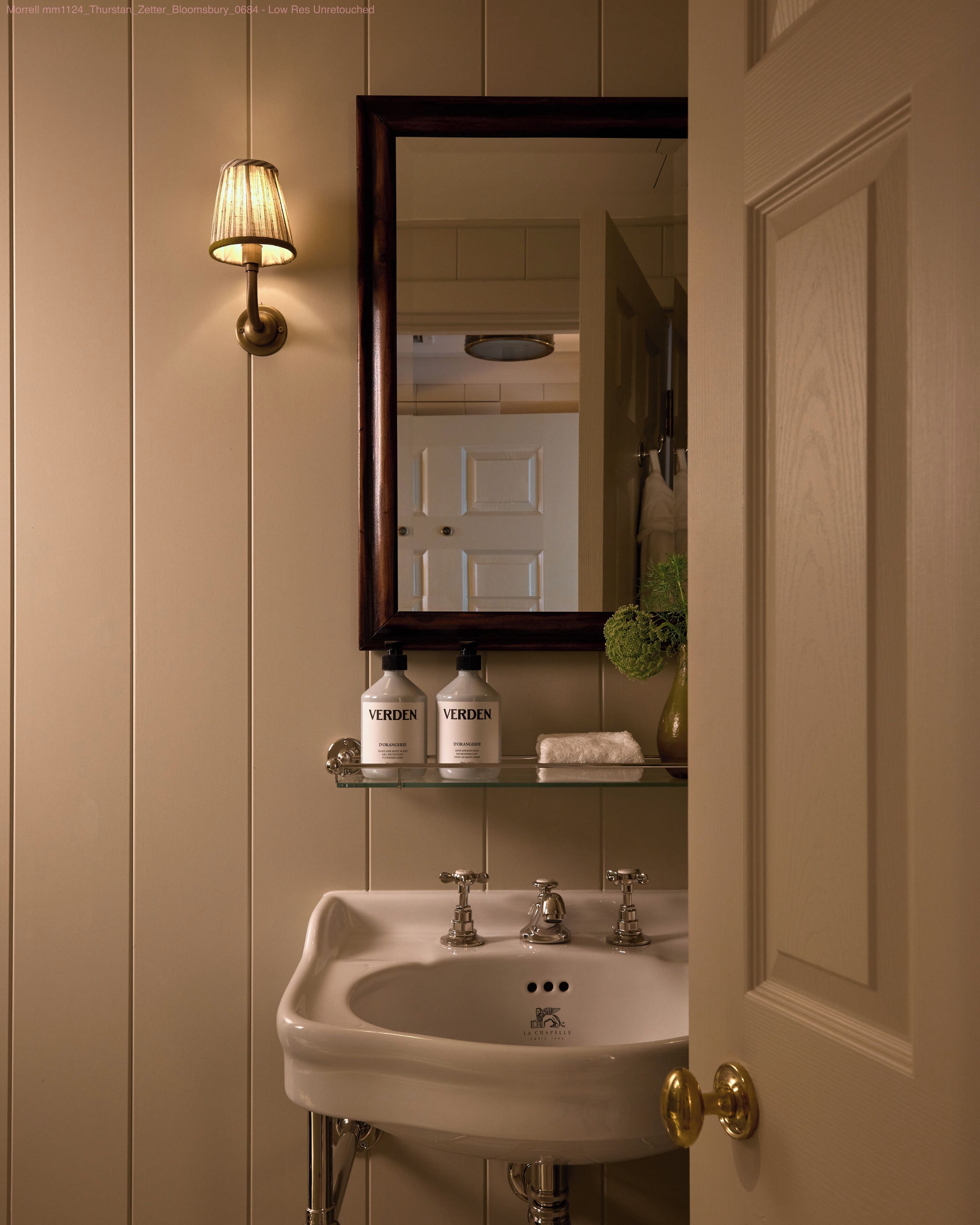 Combinació de dutxa i banyera, assecador de cabells, tovalloles i sabó 