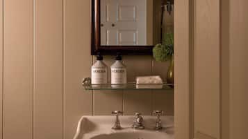 Kombinert dusj/badekar, hårføner, håndklær og såpe