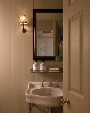 淋浴/浴缸二合一、吹風機、毛巾、肥皂