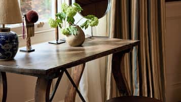 Ropa de cama de alta calidad, escritorio, wifi gratis y ropa de cama