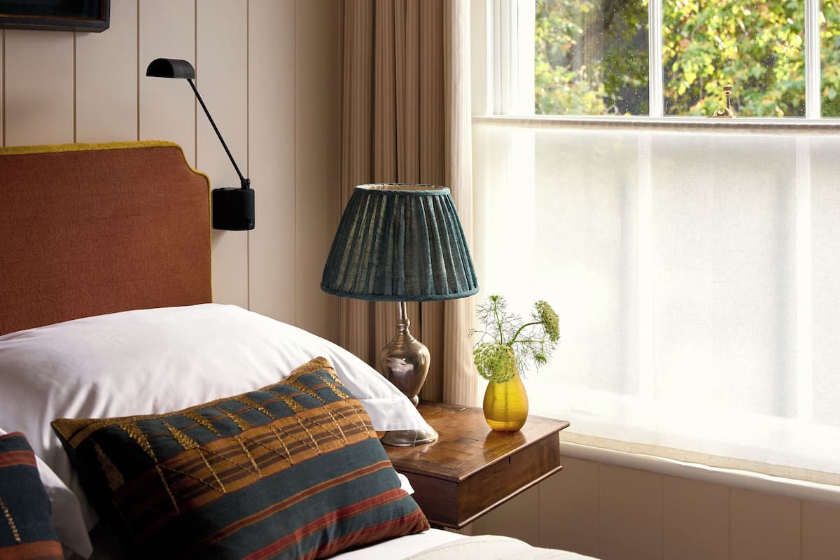 Hypo-allergenic bedding, desk, free WiFi, bed sheets