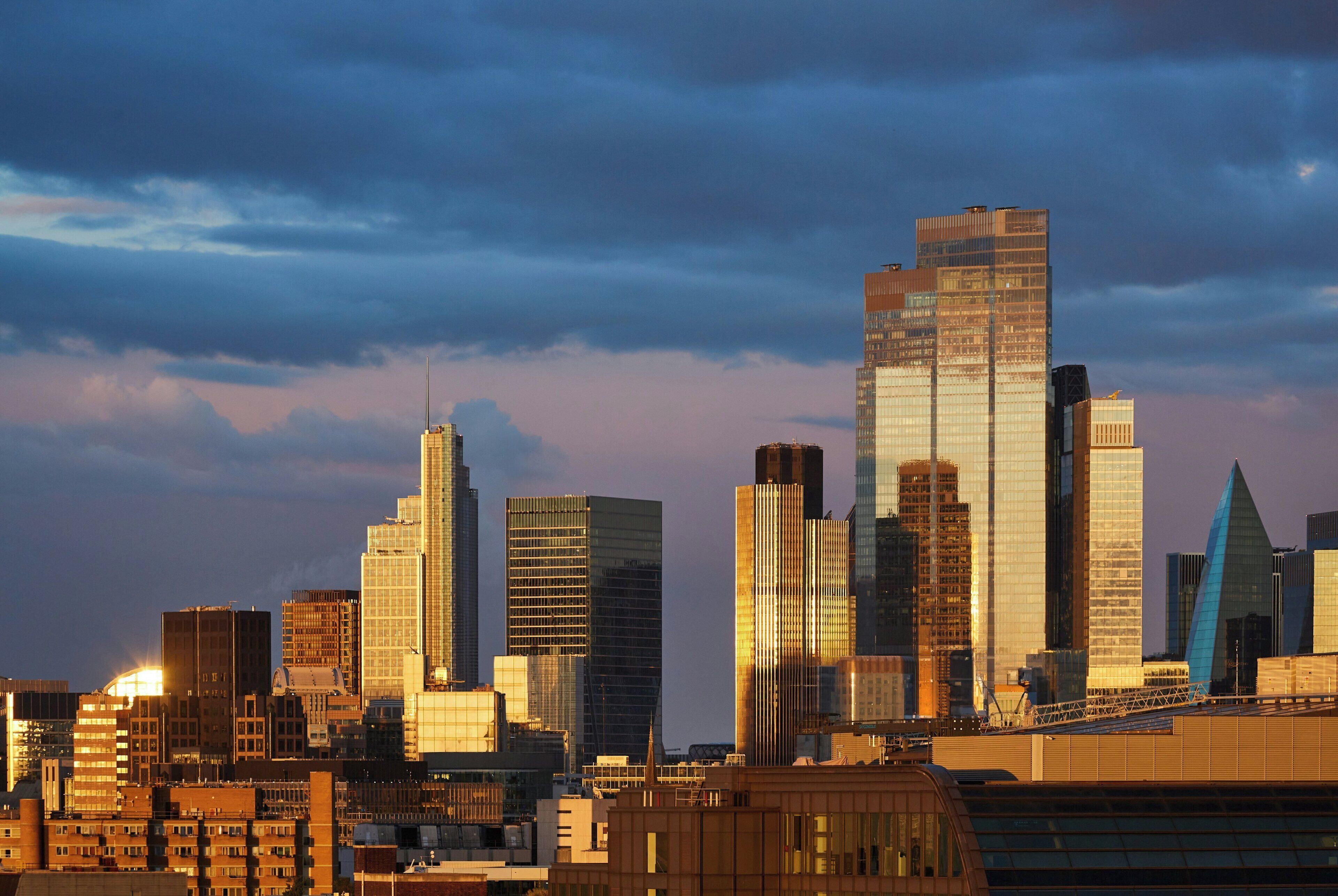 Eine Skyline mit modernen Hochhäusern.