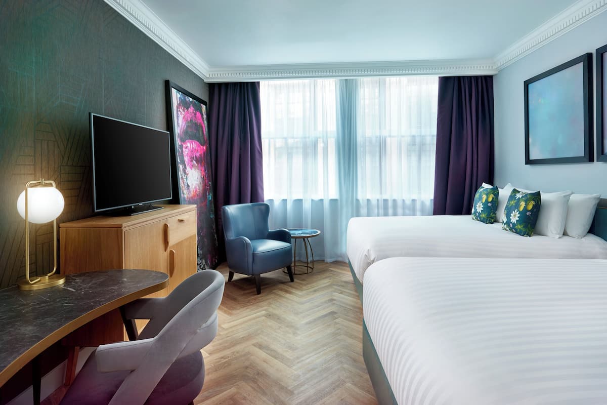 Designer Executive Room with 2 King Beds | Roupas de cama premium, cofres nos quartos, escrivaninha