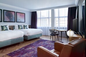 Designer Executive Room with 2 King Beds | Literie de qualité supérieure, coffres-forts dans les chambres, bureau