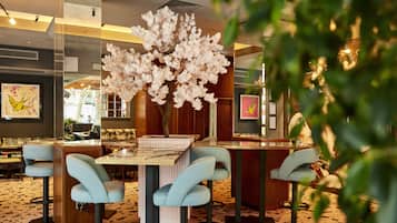 Melayani sarapan dan makan siang dengan sajian masakan internasional