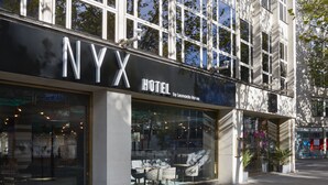 Exterior del Hotel NYX by Leonard Hotel, con amplias ventanas y un diseño moderno.