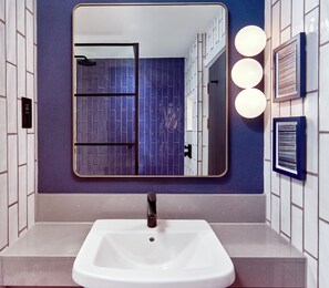 Pancuran mandi, kelengkapan dandanan diri mesra alam, pengering rambut 