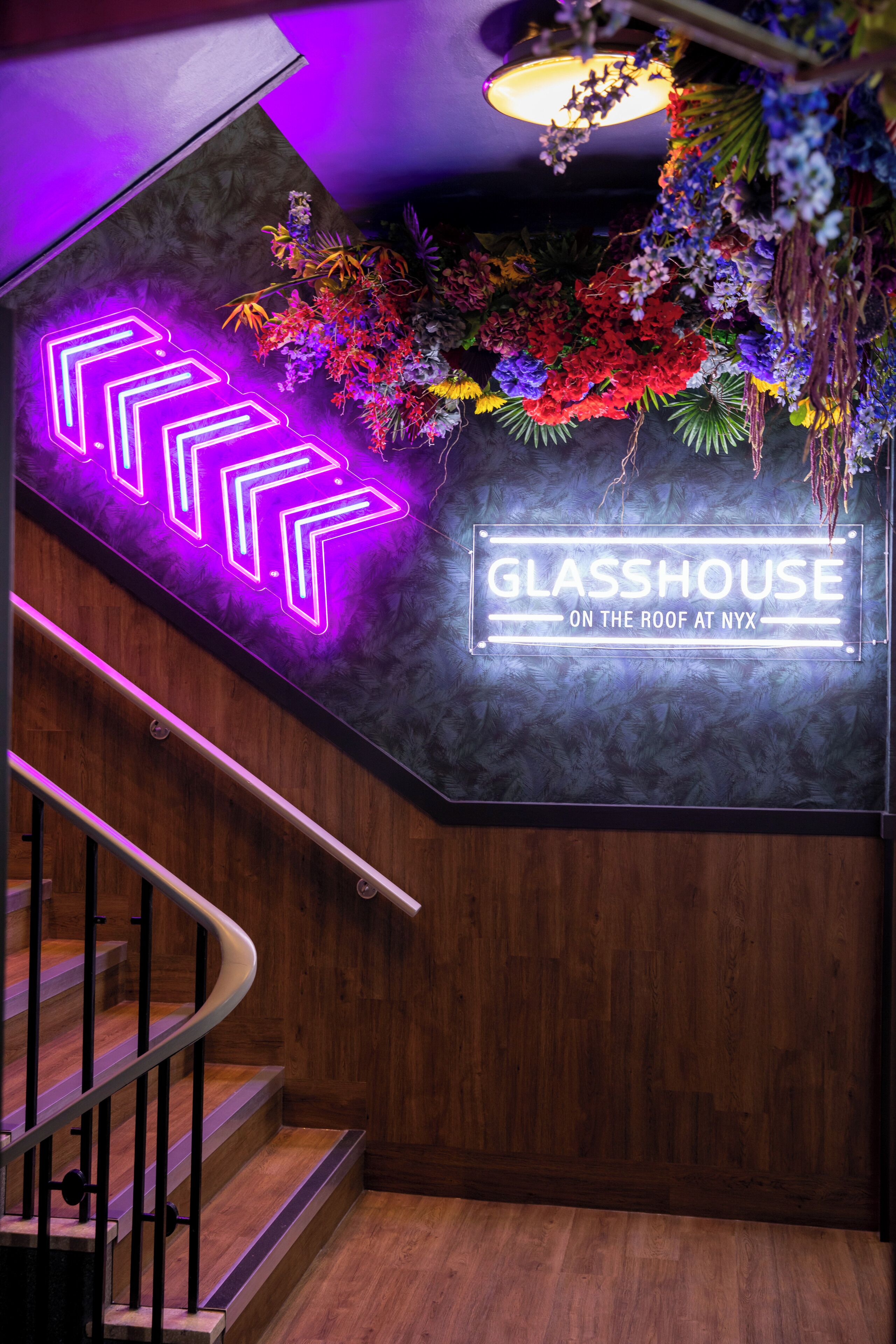 Bar (trong khuôn viên)