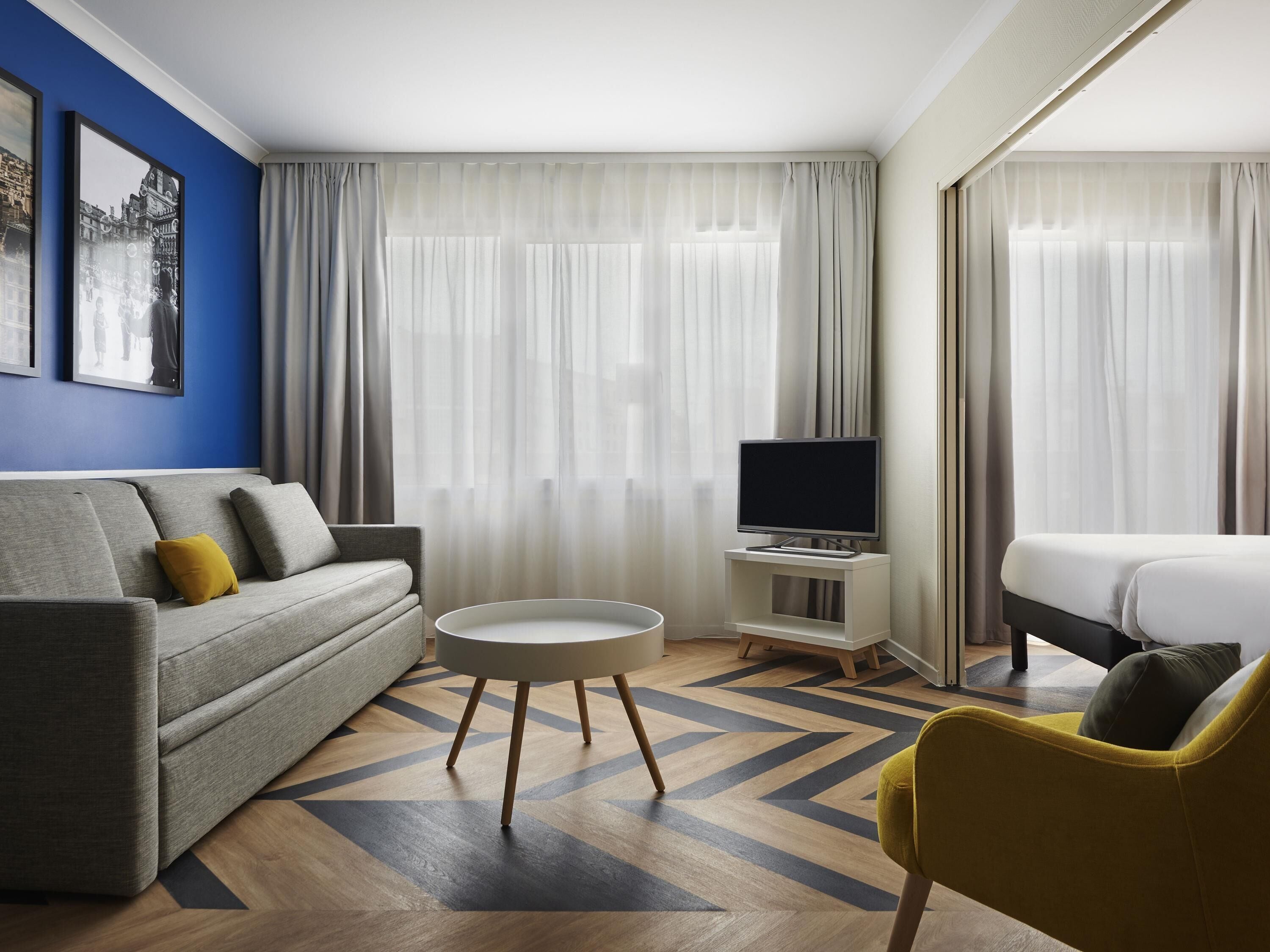 خزنة داخل الغرفة ومكتب وتجهيزات عازلة للصوت ومكواة/لوح كي