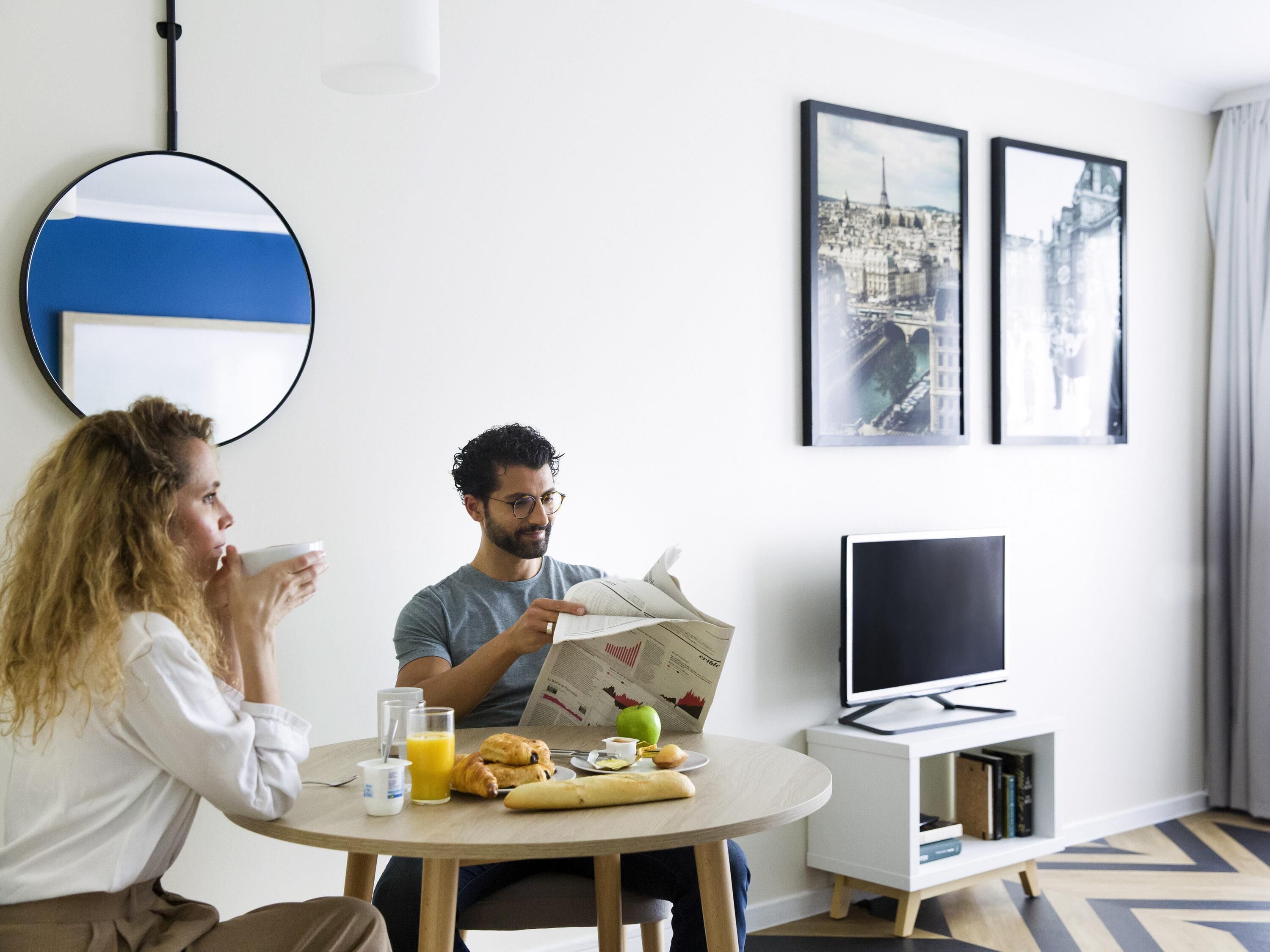 خزنة داخل الغرفة ومكتب وتجهيزات عازلة للصوت ومكواة/لوح كي