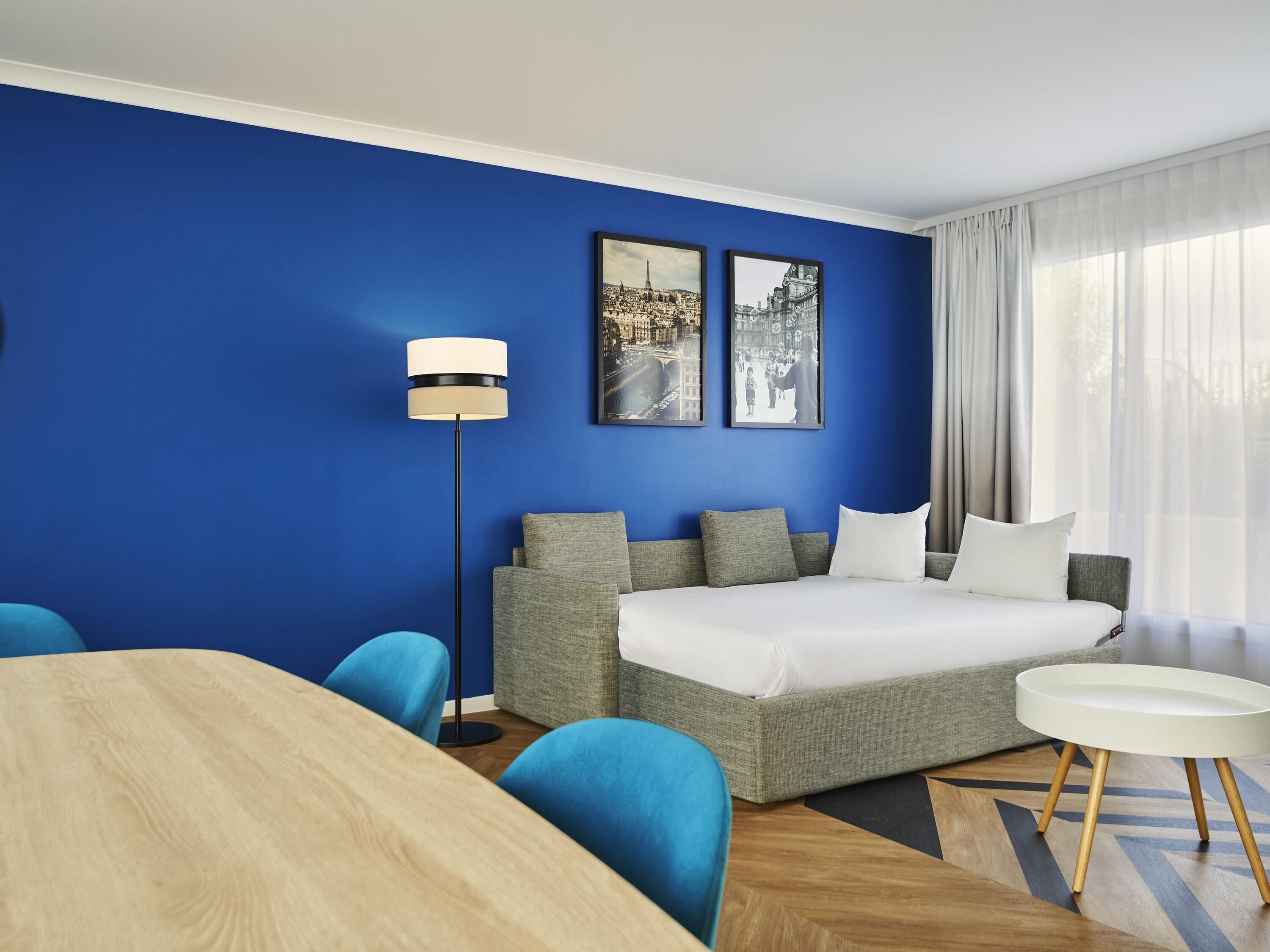 Een kluis op de kamer, een bureau, geluiddichte muren