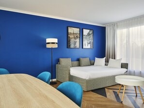 Safe på rommet, skrivebord, lydisolert og strykejern/-brett