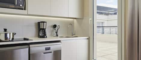 Pengeskab på værelset, skrivebord, lydisolering, strygejern/strygebræt