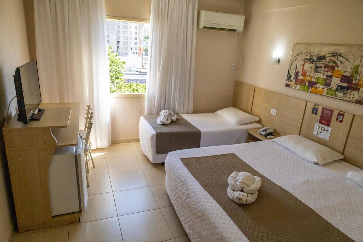 Minibar, safe på rommet, skrivebord og blendingsgardiner
