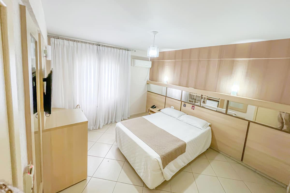 Doppia Superior | Minibar, una cassaforte in camera, una scrivania, tende oscuranti