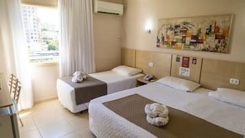 Minibar, caja de seguridad en la habitación y escritorio