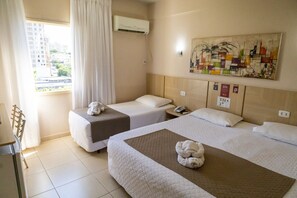 Habitación triple ejecutiva | 1 dormitorio, minibar, caja fuerte y escritorio