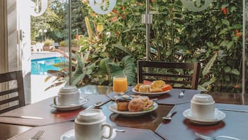 Café da manhã com buffet grátis todos os dias