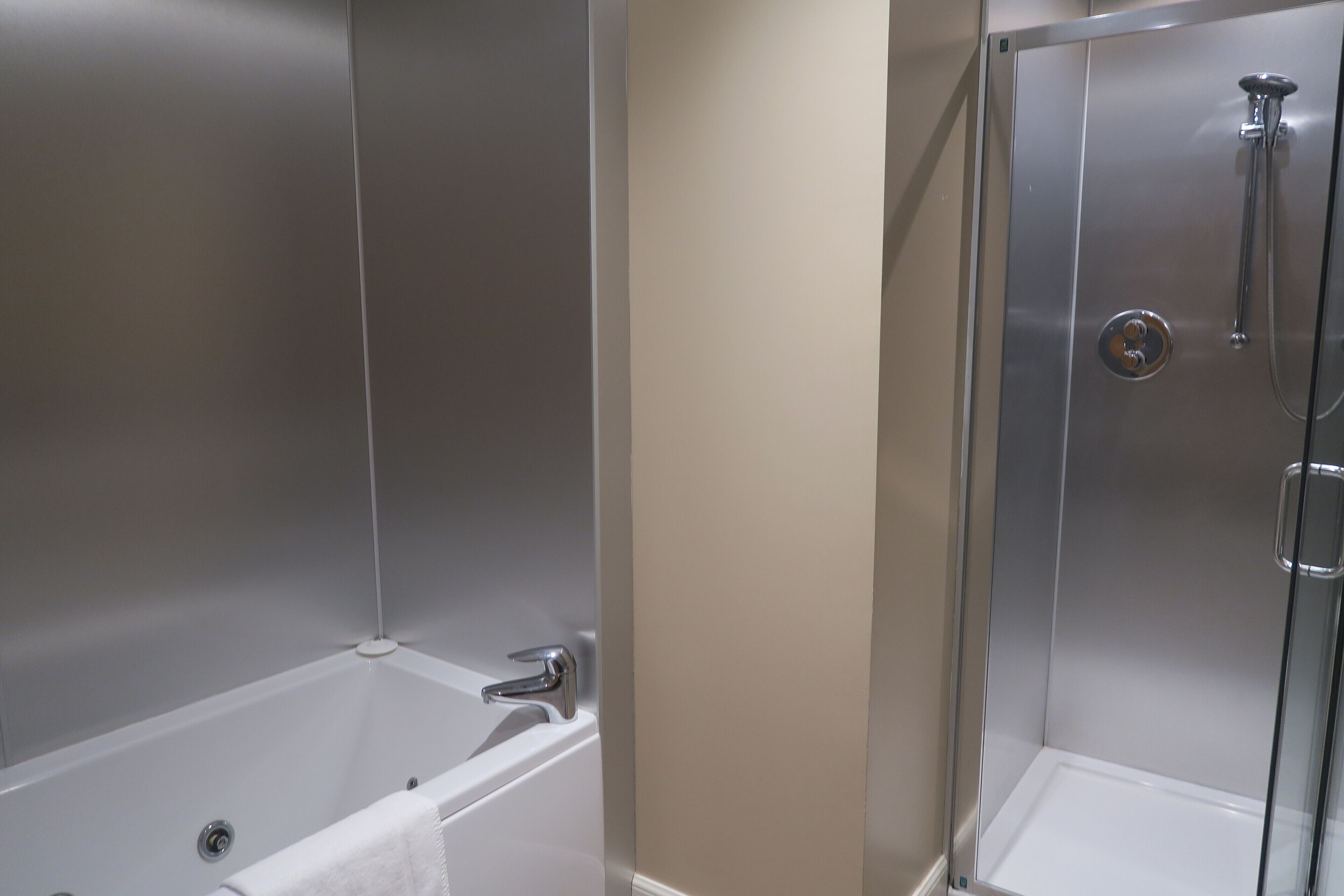 Un bagno moderno con una vasca da bagno e un box doccia in vetro.