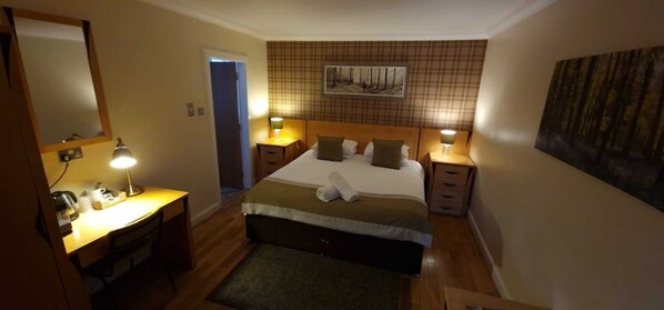 Standard Double Room, 1 Double Bed | 1 bedroom, individually decorated, individually furnished, desk
