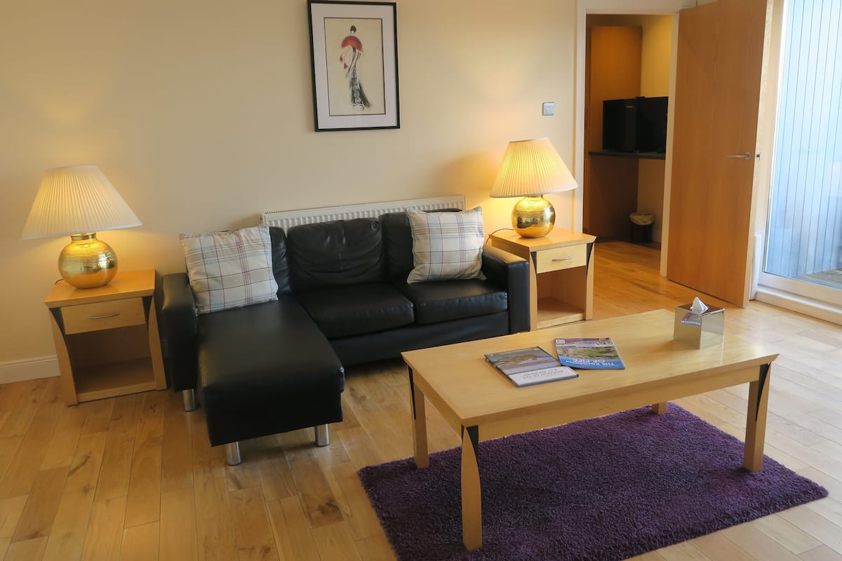 Deluxe suite, 1 kingsize bed | Individueel gedecoreerd, individueel gemeubileerd, een bureau