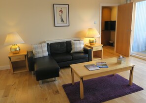 Suite – deluxe, 1 kingsize-seng | Individuelt dekorert, individuelt innredet og skrivebord