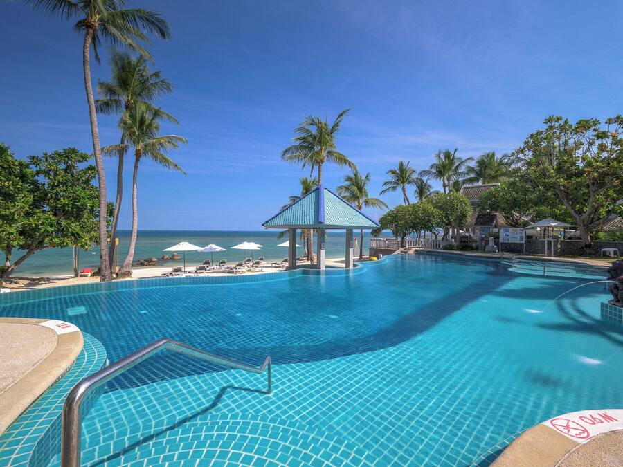 3 Außenpools, Sonnenschirme, Liegestühle