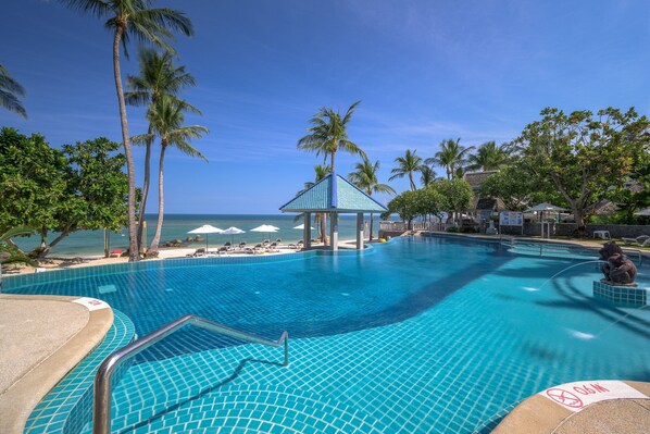 3 outdoor pools, pool umbrellas, sun loungers