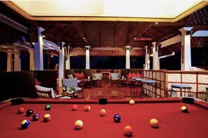 Melayani makan siang dan makan malam